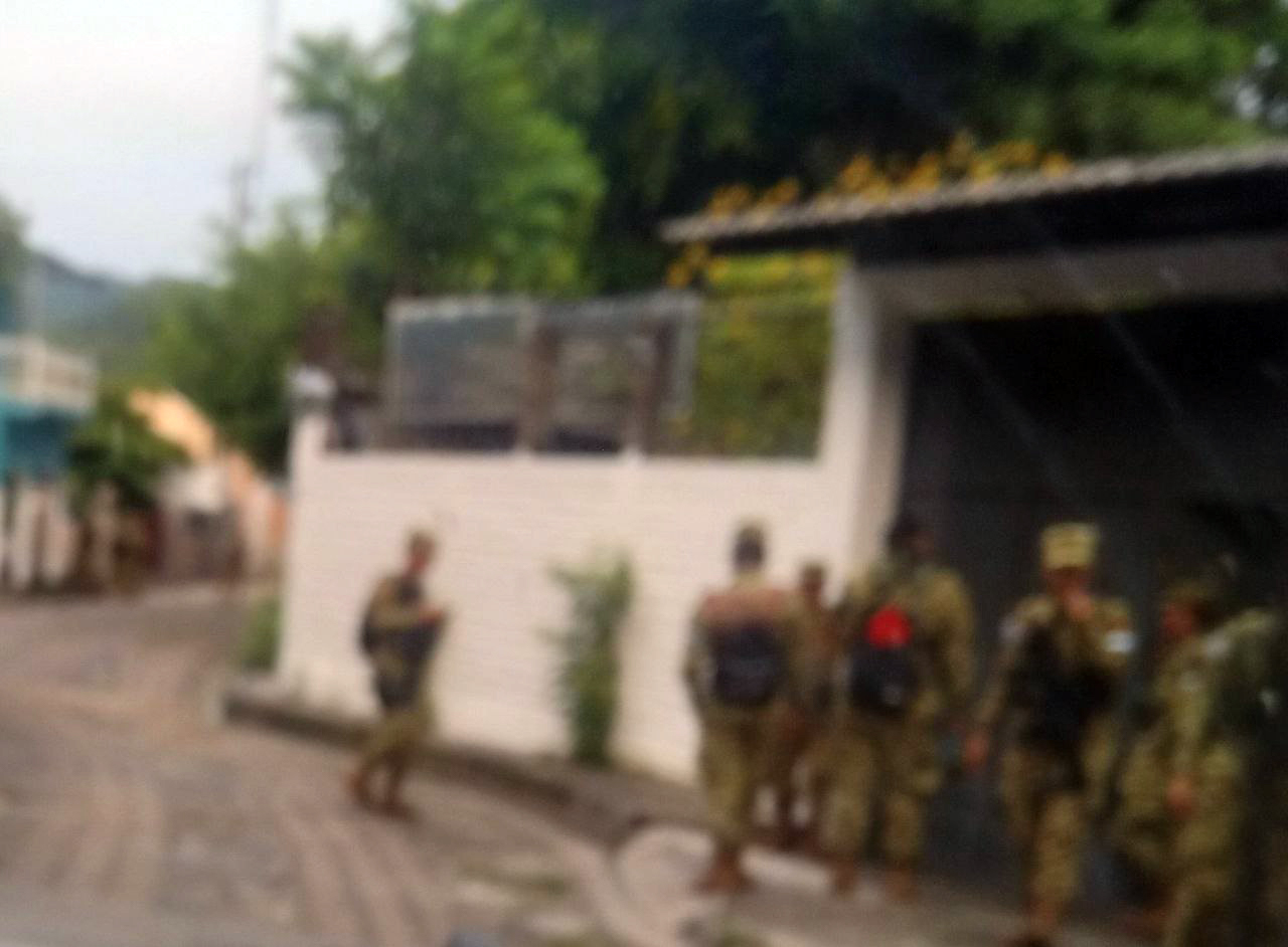 Foto: Militares en la afuera del Centro Escolar de Cinquera